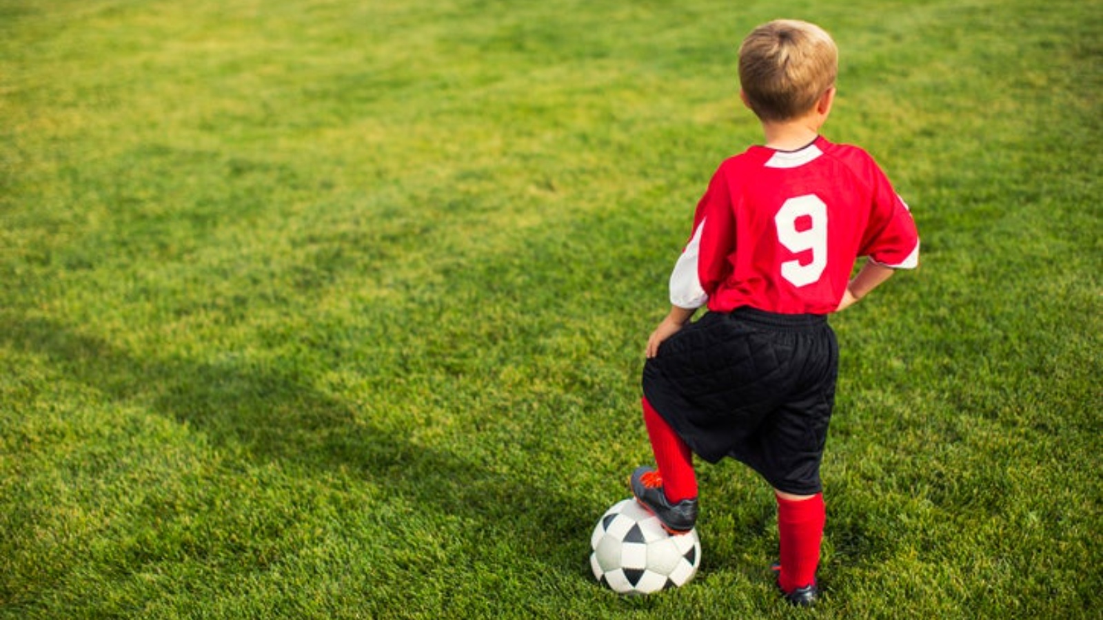 Мальчик мяч футбол. Ребенок с футбольным мячом. Мальчик с мячом. Мальчик с футбольным мячиком. Футбольное поле для детей.